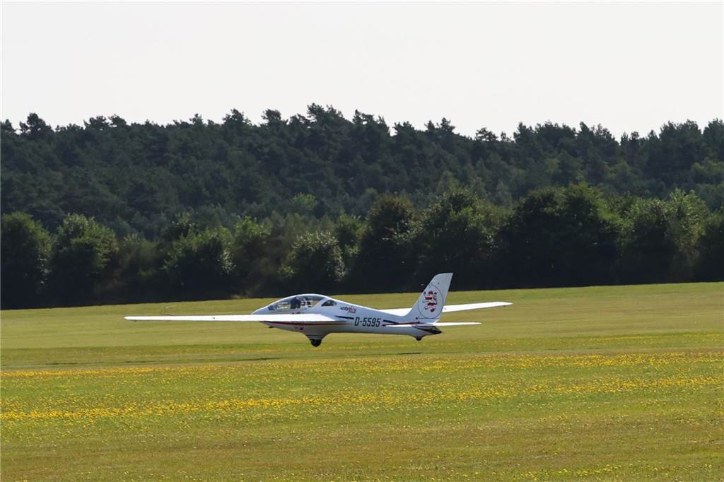 Viele junge Piloten des NRW-Nachwuchses sind im Segelflugzeug unterwegs. Am Wochenende testeten sie auch das Fliegen mit dem Motorflugzeug.