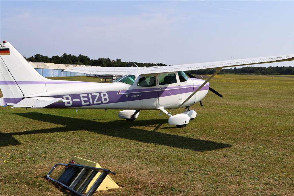 Viele junge Piloten des NRW-Nachwuchses sind im Segelflugzeug unterwegs. Am Wochenende testeten sie auch das Fliegen mit dem Motorflugzeug.