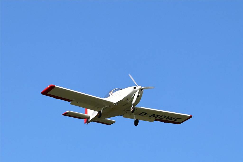 Viele junge Piloten des NRW-Nachwuchses sind im Segelflugzeug unterwegs. Am Wochenende testeten sie auch das Fliegen mit dem Motorflugzeug.