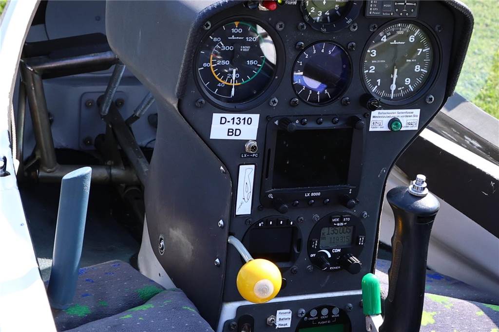 Viele junge Piloten des NRW-Nachwuchses sind im Segelflugzeug unterwegs. Am Wochenende testeten sie auch das Fliegen mit dem Motorflugzeug.