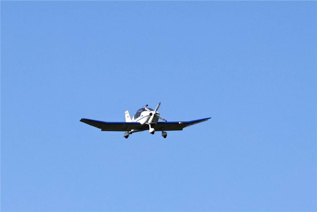 Viele junge Piloten des NRW-Nachwuchses sind im Segelflugzeug unterwegs. Am Wochenende testeten sie auch das Fliegen mit dem Motorflugzeug.