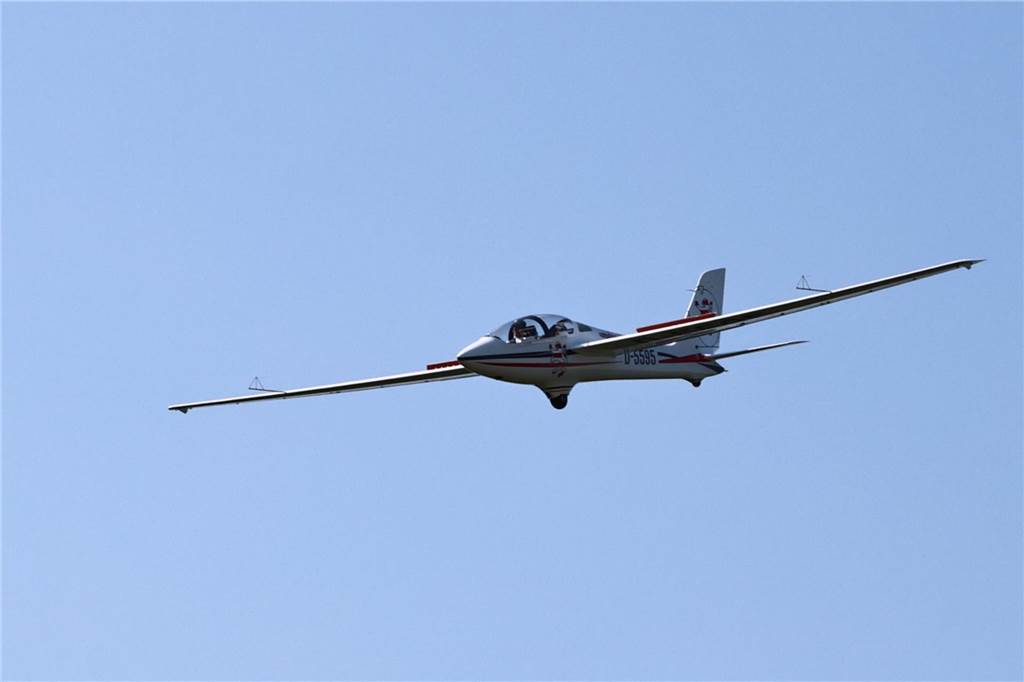 Viele junge Piloten des NRW-Nachwuchses sind im Segelflugzeug unterwegs. Am Wochenende testeten sie auch das Fliegen mit dem Motorflugzeug.