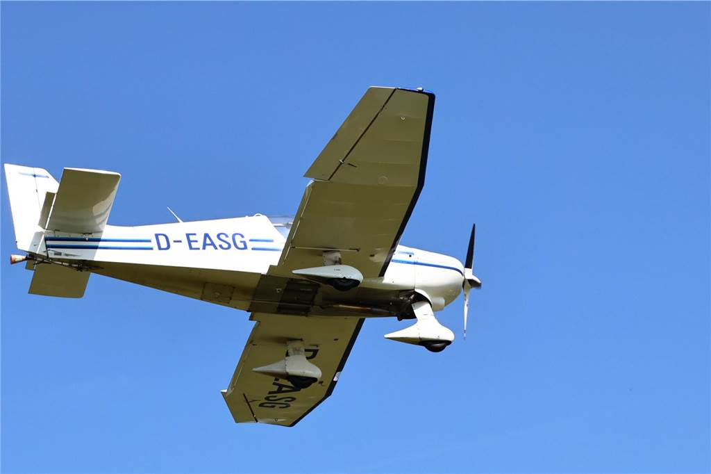 Viele junge Piloten des NRW-Nachwuchses sind im Segelflugzeug unterwegs. Am Wochenende testeten sie auch das Fliegen mit dem Motorflugzeug.