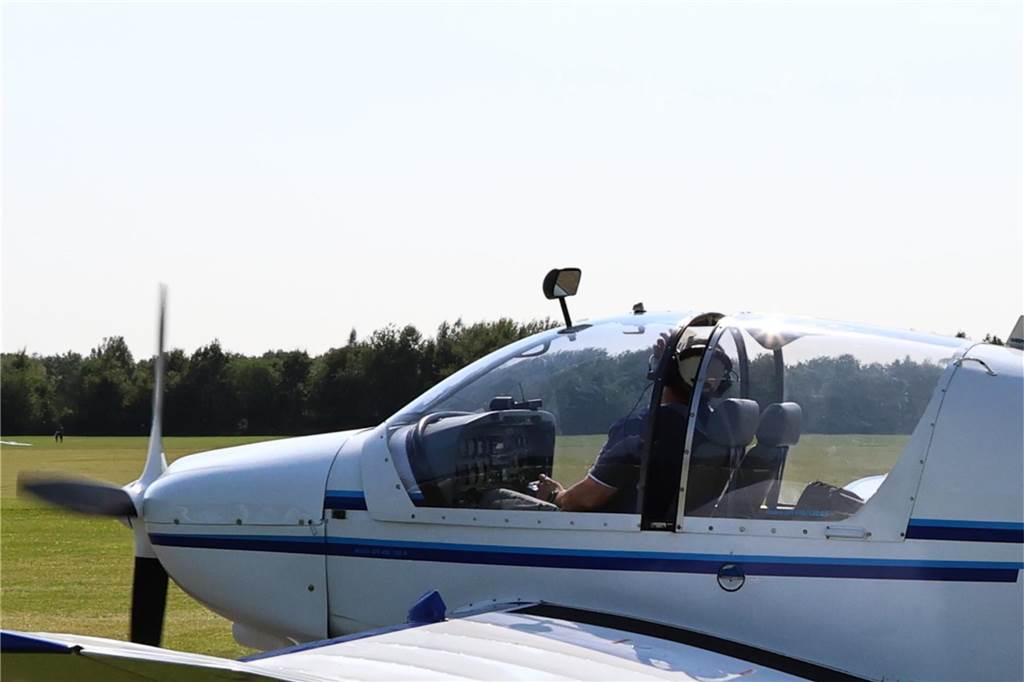 Viele junge Piloten des NRW-Nachwuchses sind im Segelflugzeug unterwegs. Am Wochenende testeten sie auch das Fliegen mit dem Motorflugzeug.