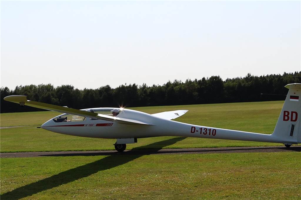 Viele junge Piloten des NRW-Nachwuchses sind im Segelflugzeug unterwegs. Am Wochenende testeten sie auch das Fliegen mit dem Motorflugzeug.