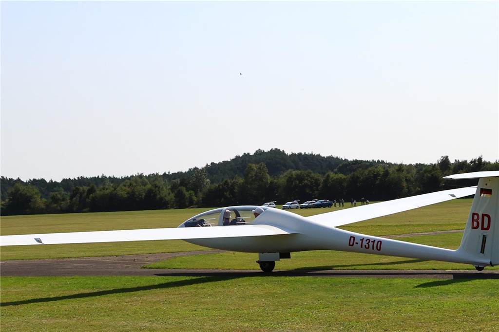 Viele junge Piloten des NRW-Nachwuchses sind im Segelflugzeug unterwegs. Am Wochenende testeten sie auch das Fliegen mit dem Motorflugzeug.
