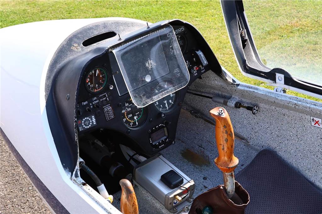 Viele junge Piloten des NRW-Nachwuchses sind im Segelflugzeug unterwegs. Am Wochenende testeten sie auch das Fliegen mit dem Motorflugzeug.