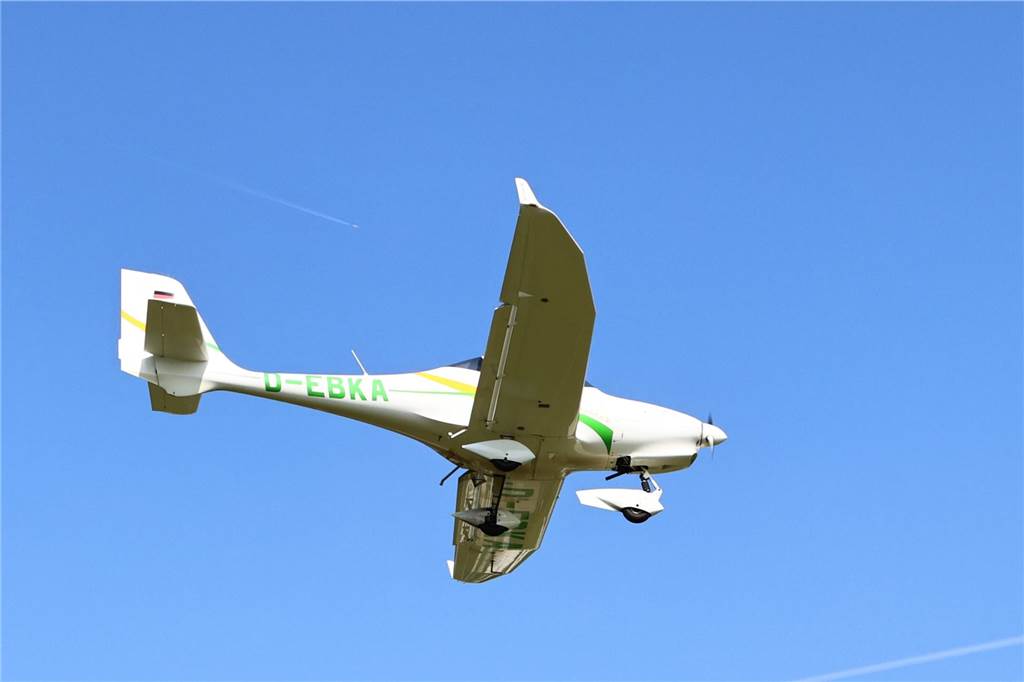 Viele junge Piloten des NRW-Nachwuchses sind im Segelflugzeug unterwegs. Am Wochenende testeten sie auch das Fliegen mit dem Motorflugzeug.