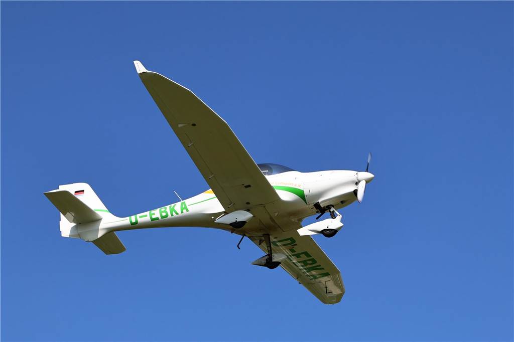 Viele junge Piloten des NRW-Nachwuchses sind im Segelflugzeug unterwegs. Am Wochenende testeten sie auch das Fliegen mit dem Motorflugzeug.
