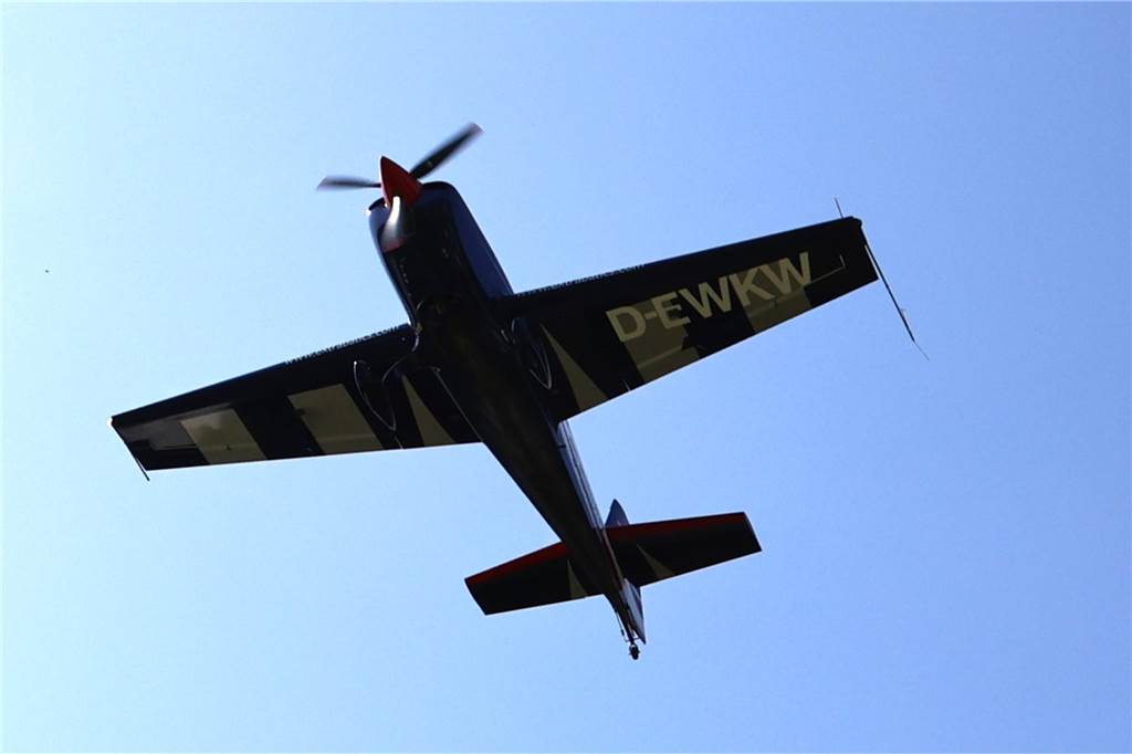 Viele junge Piloten des NRW-Nachwuchses sind im Segelflugzeug unterwegs. Am Wochenende testeten sie auch das Fliegen mit dem Motorflugzeug.