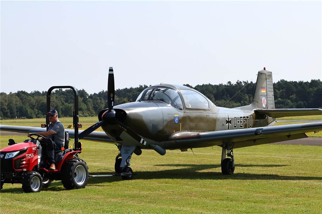 Viele junge Piloten des NRW-Nachwuchses sind im Segelflugzeug unterwegs. Am Wochenende testeten sie auch das Fliegen mit dem Motorflugzeug.