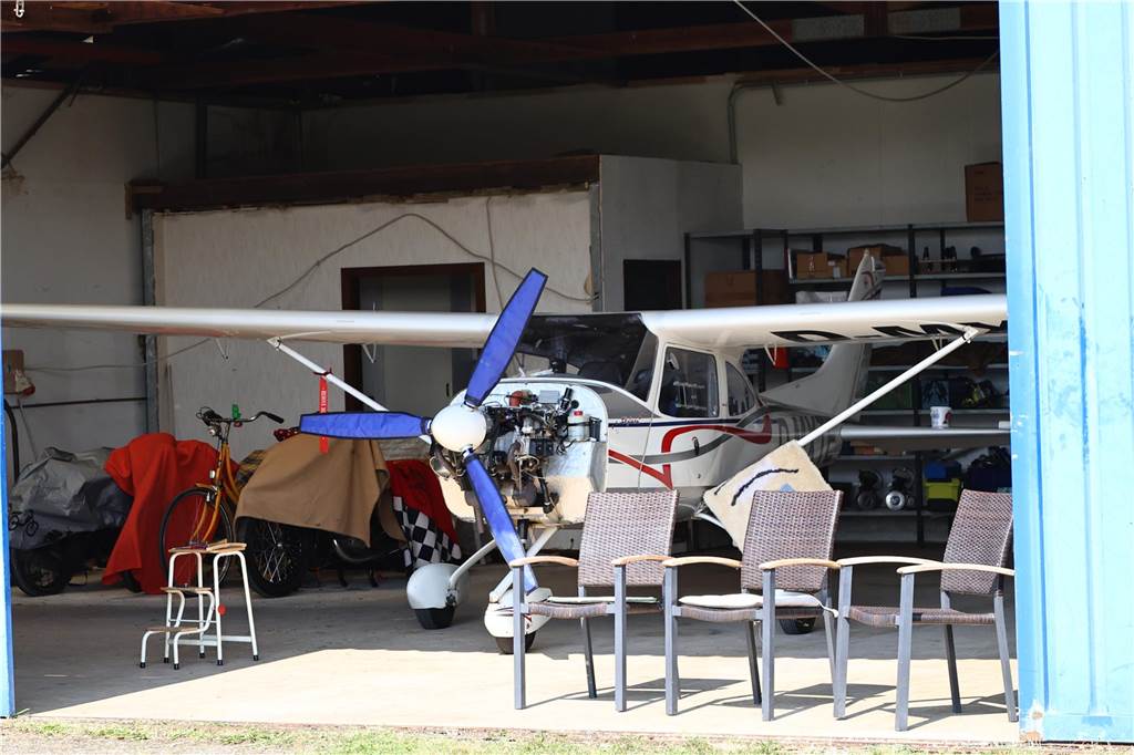 Viele junge Piloten des NRW-Nachwuchses sind im Segelflugzeug unterwegs. Am Wochenende testeten sie auch das Fliegen mit dem Motorflugzeug.