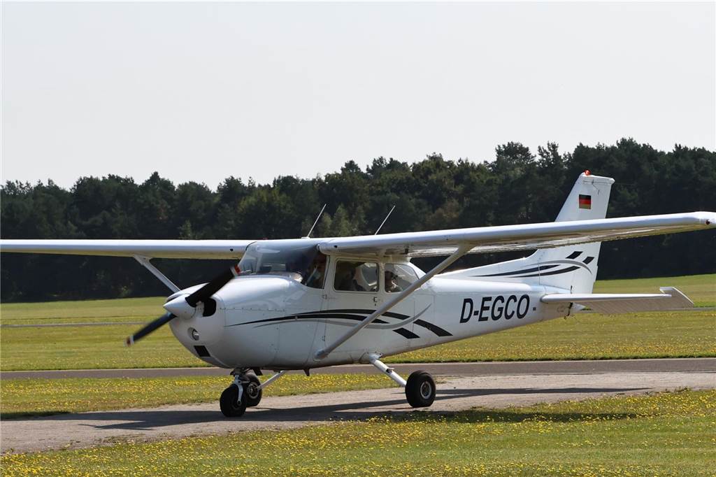 Viele junge Piloten des NRW-Nachwuchses sind im Segelflugzeug unterwegs. Am Wochenende testeten sie auch das Fliegen mit dem Motorflugzeug.