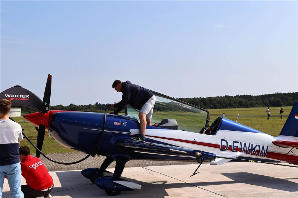 Viele junge Piloten des NRW-Nachwuchses sind im Segelflugzeug unterwegs. Am Wochenende testeten sie auch das Fliegen mit dem Motorflugzeug.