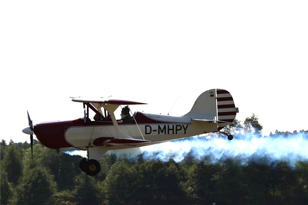 Viele junge Piloten des NRW-Nachwuchses sind im Segelflugzeug unterwegs. Am Wochenende testeten sie auch das Fliegen mit dem Motorflugzeug.