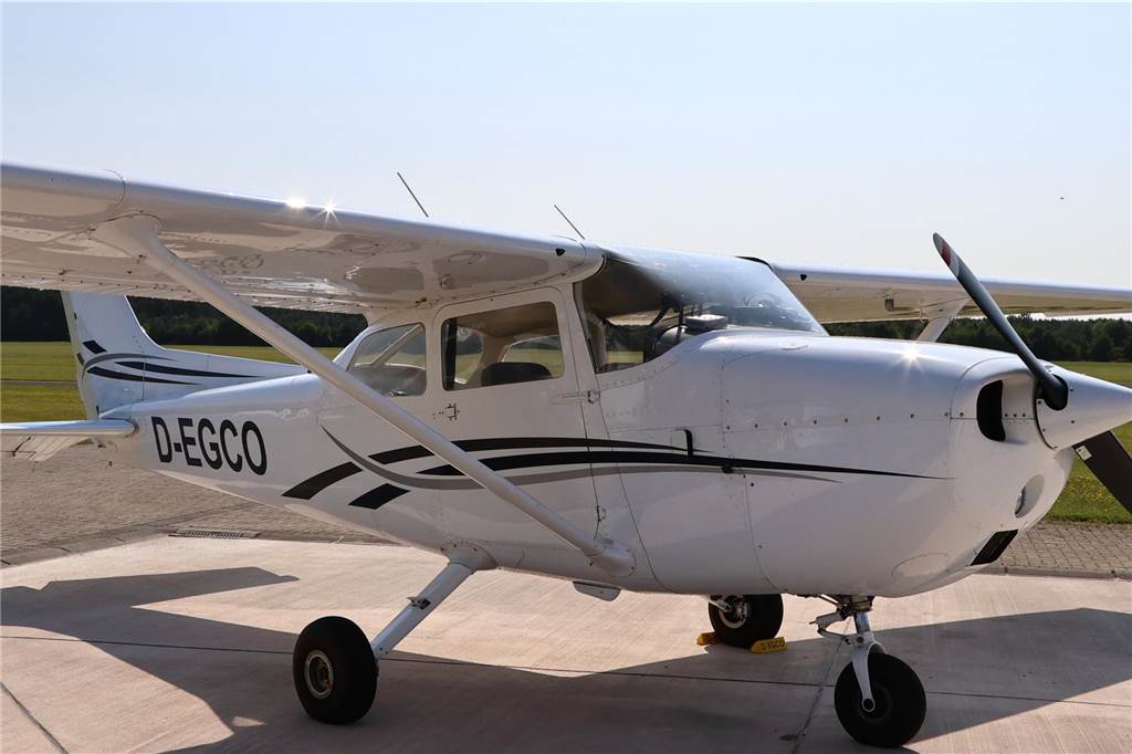 Viele junge Piloten des NRW-Nachwuchses sind im Segelflugzeug unterwegs. Am Wochenende testeten sie auch das Fliegen mit dem Motorflugzeug.