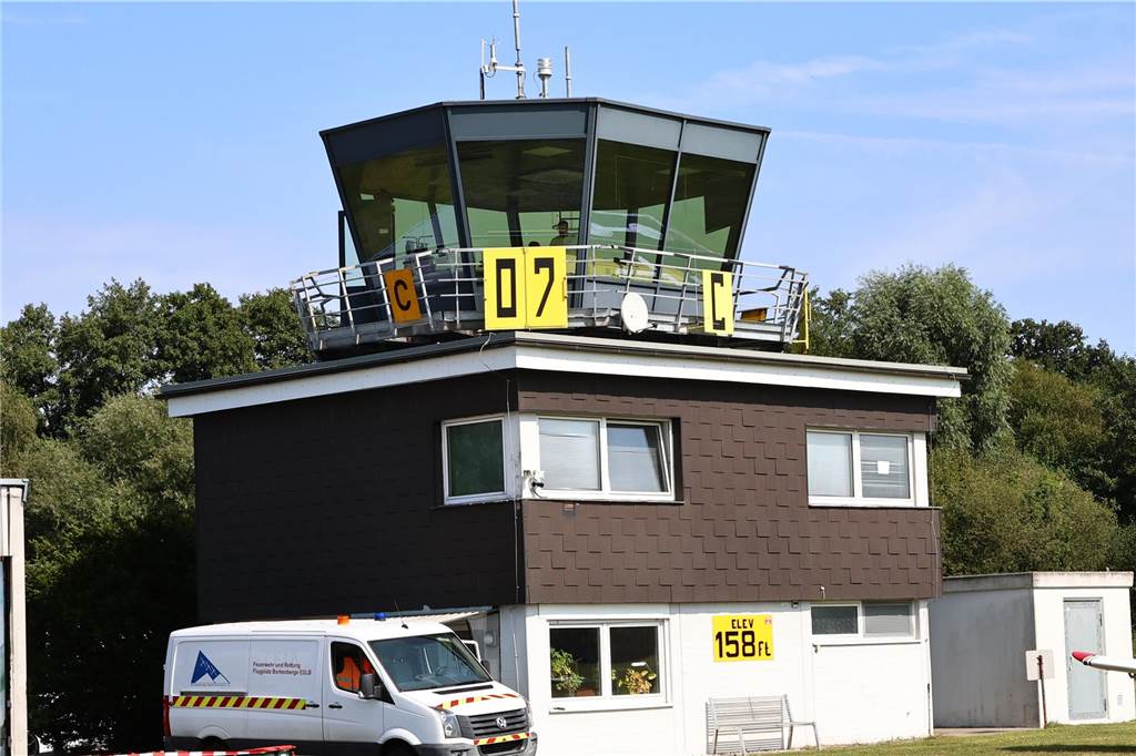 Viele junge Piloten des NRW-Nachwuchses sind im Segelflugzeug unterwegs. Am Wochenende testeten sie auch das Fliegen mit dem Motorflugzeug.