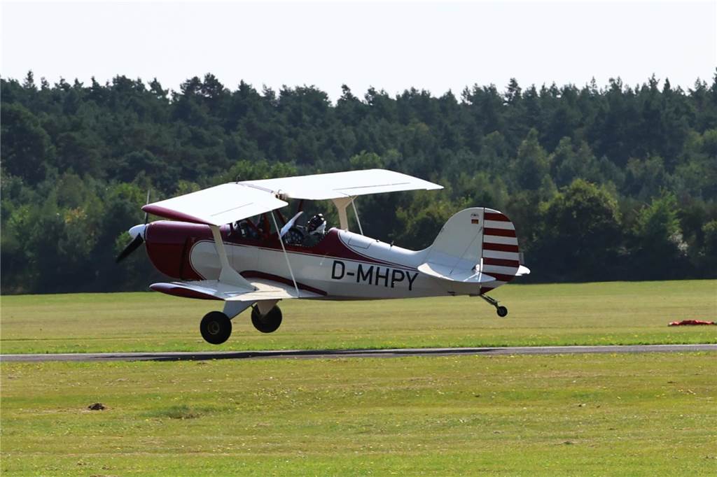 Viele junge Piloten des NRW-Nachwuchses sind im Segelflugzeug unterwegs. Am Wochenende testeten sie auch das Fliegen mit dem Motorflugzeug.