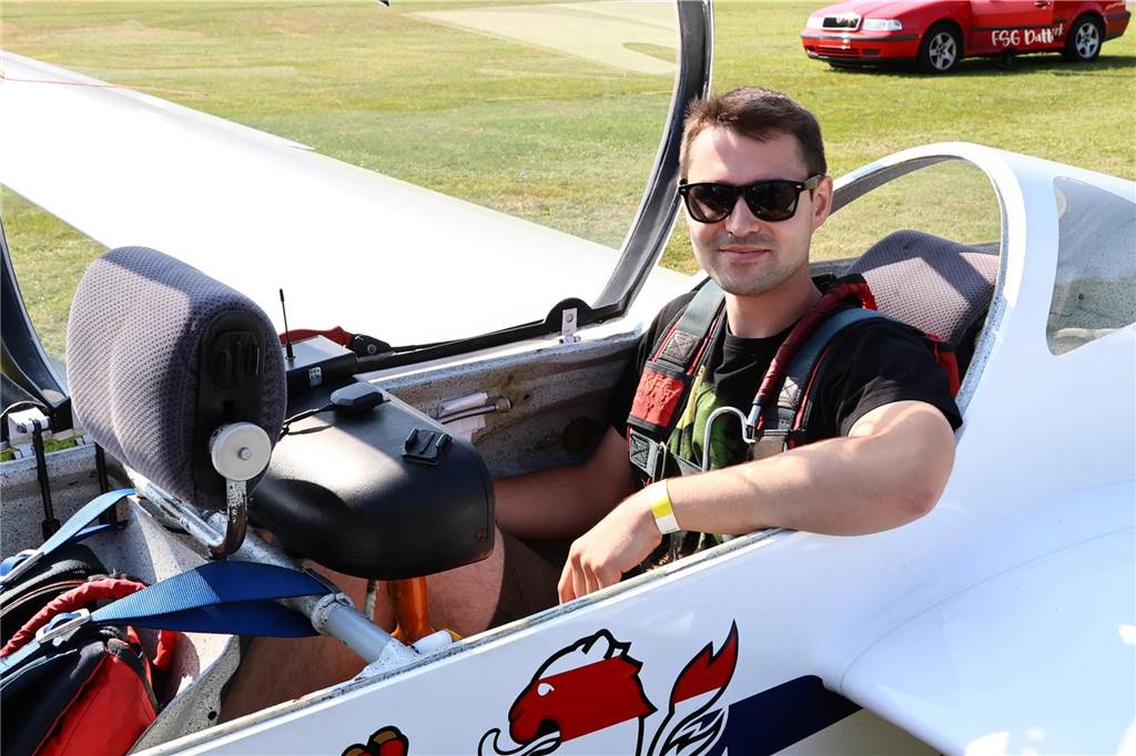 Viele junge Piloten des NRW-Nachwuchses sind im Segelflugzeug unterwegs. Am Wochenende testeten sie auch das Fliegen mit dem Motorflugzeug.