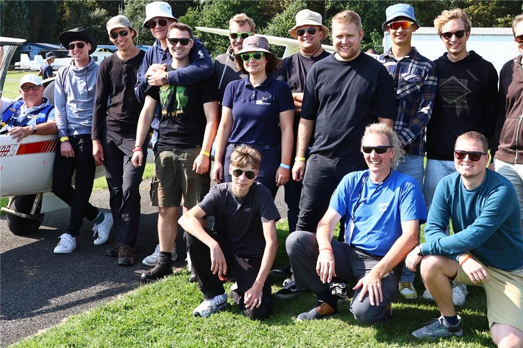 Viele junge Piloten des NRW-Nachwuchses sind im Segelflugzeug unterwegs. Am Wochenende testeten sie auch das Fliegen mit dem Motorflugzeug.