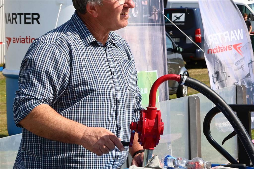 Viele junge Piloten des NRW-Nachwuchses sind im Segelflugzeug unterwegs. Am Wochenende testeten sie auch das Fliegen mit dem Motorflugzeug.