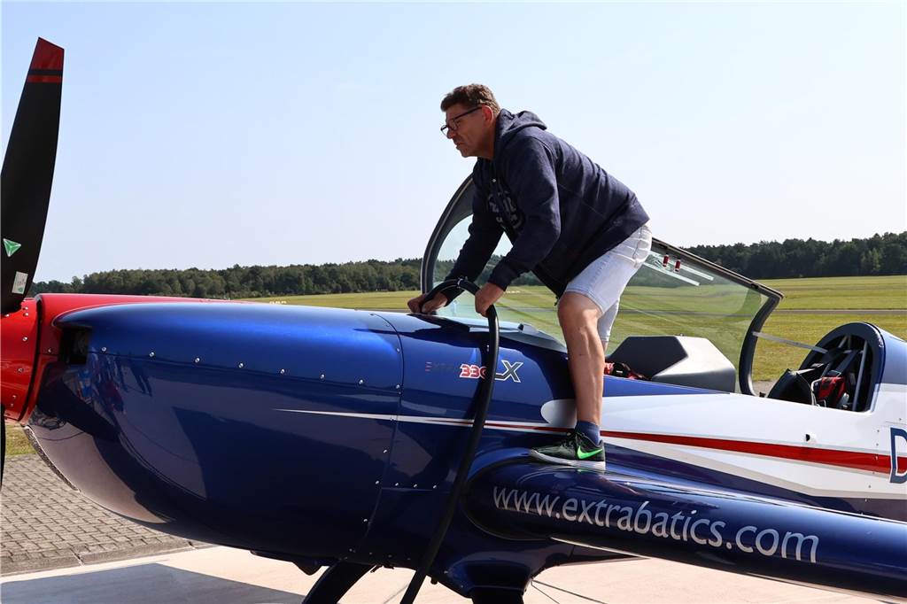 Viele junge Piloten des NRW-Nachwuchses sind im Segelflugzeug unterwegs. Am Wochenende testeten sie auch das Fliegen mit dem Motorflugzeug.