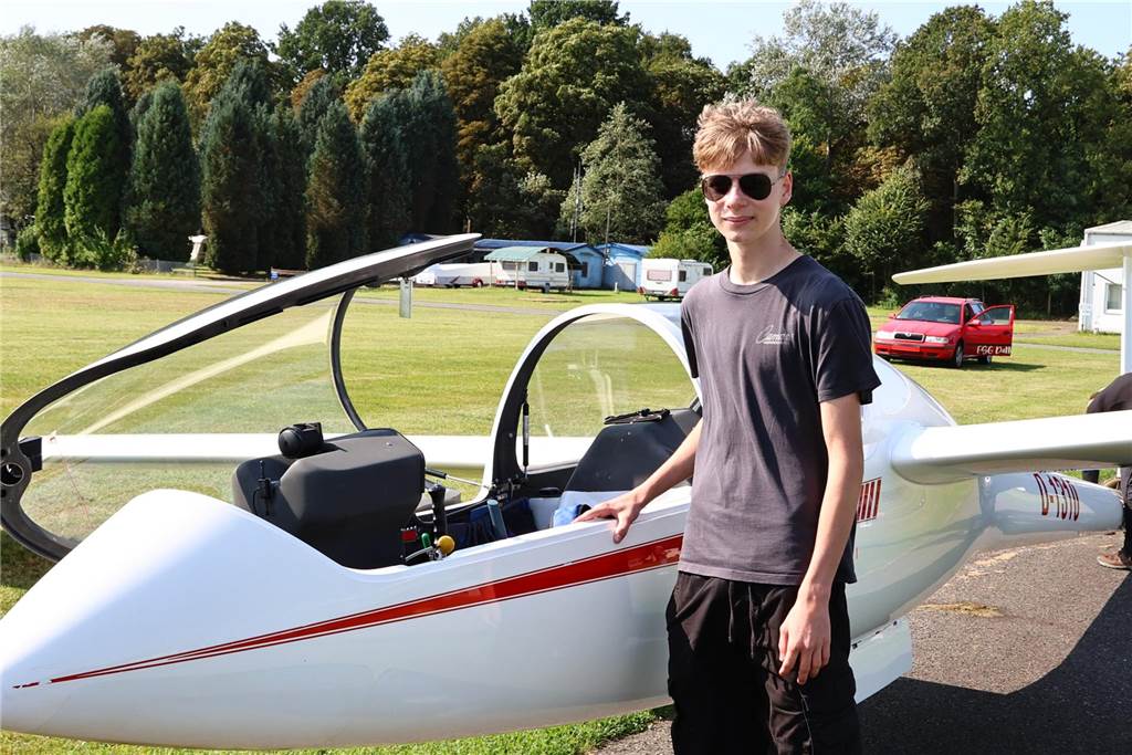 Viele junge Piloten des NRW-Nachwuchses sind im Segelflugzeug unterwegs. Am Wochenende testeten sie auch das Fliegen mit dem Motorflugzeug.