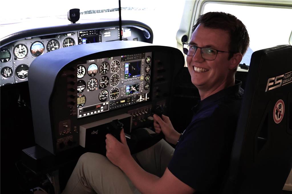 Viele junge Piloten des NRW-Nachwuchses sind im Segelflugzeug unterwegs. Am Wochenende testeten sie auch das Fliegen mit dem Motorflugzeug.