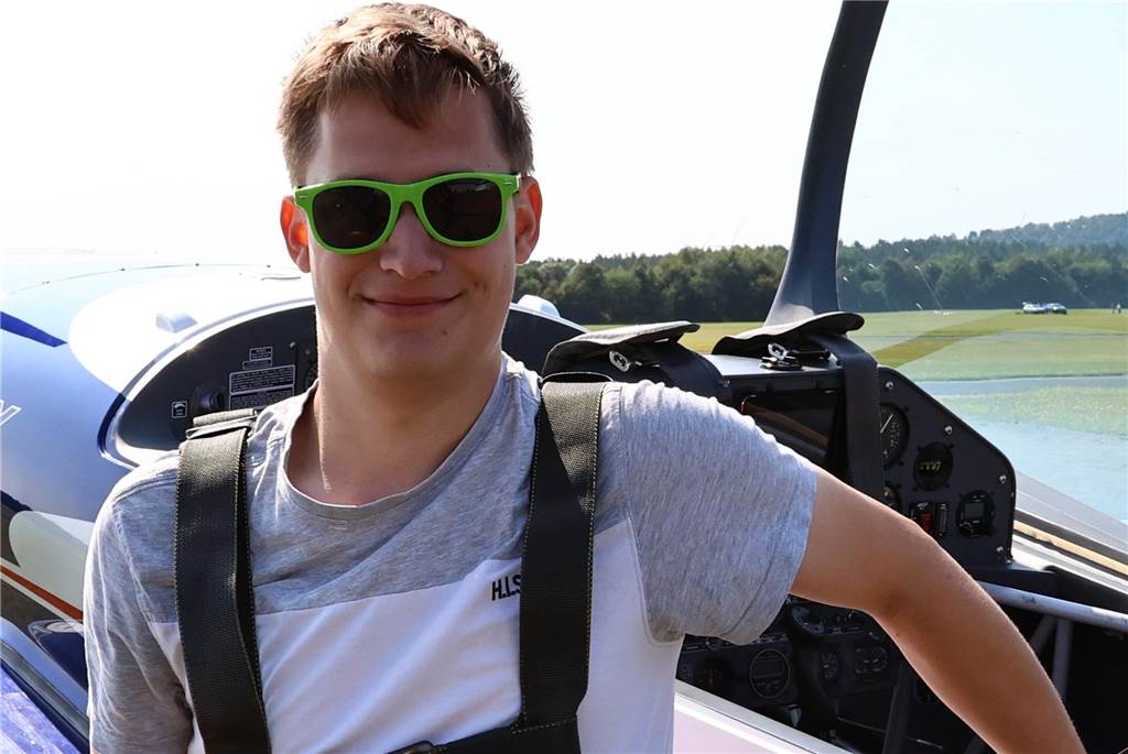 Viele junge Piloten des NRW-Nachwuchses sind im Segelflugzeug unterwegs. Am Wochenende testeten sie auch das Fliegen mit dem Motorflugzeug.