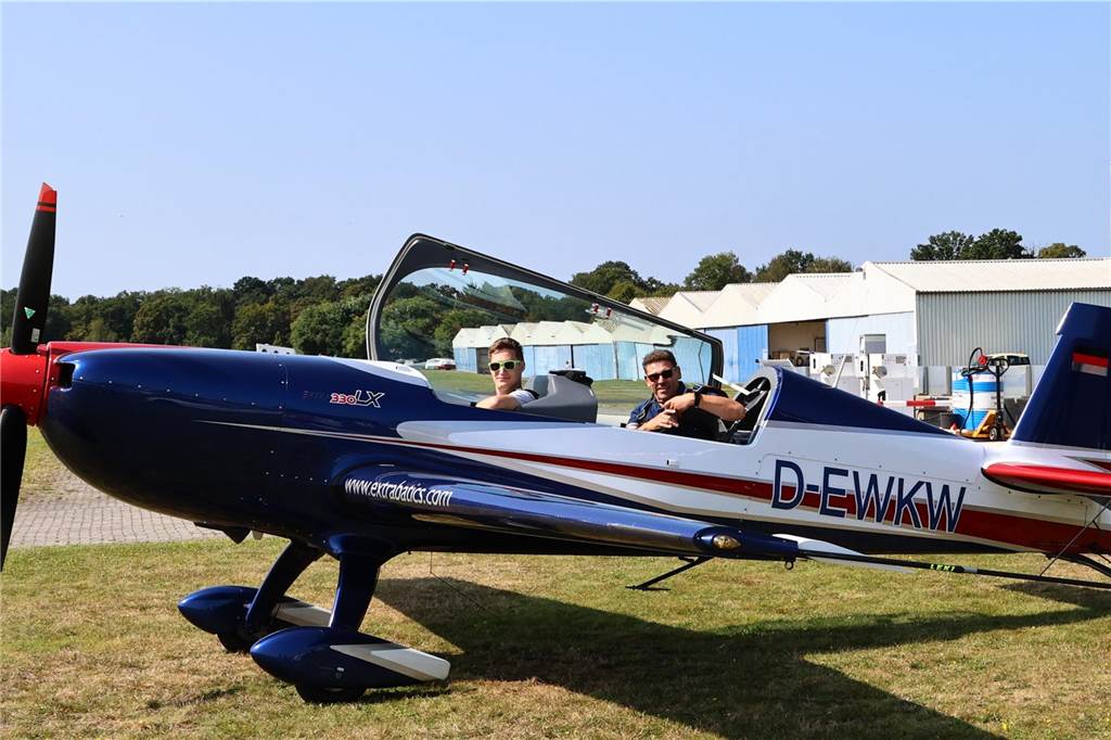 Viele junge Piloten des NRW-Nachwuchses sind im Segelflugzeug unterwegs. Am Wochenende testeten sie auch das Fliegen mit dem Motorflugzeug.