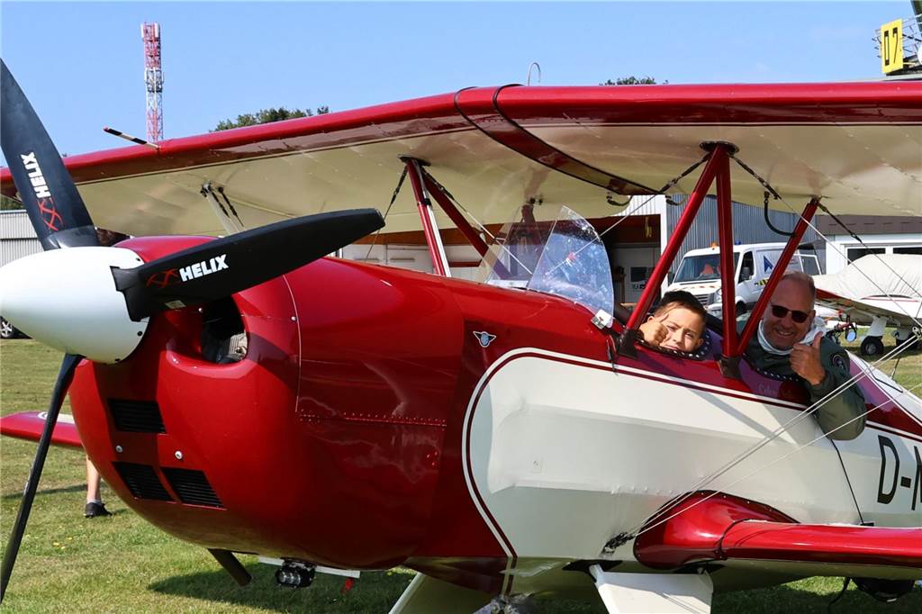 Viele junge Piloten des NRW-Nachwuchses sind im Segelflugzeug unterwegs. Am Wochenende testeten sie auch das Fliegen mit dem Motorflugzeug.
