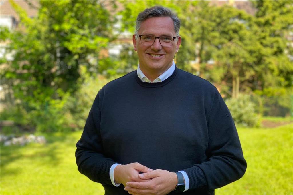 Immer mehr Katholiken in Dorsten kehren der Kirche den Rücken Pfarrer Stephan Rüdiger steht auf einer Wiese.