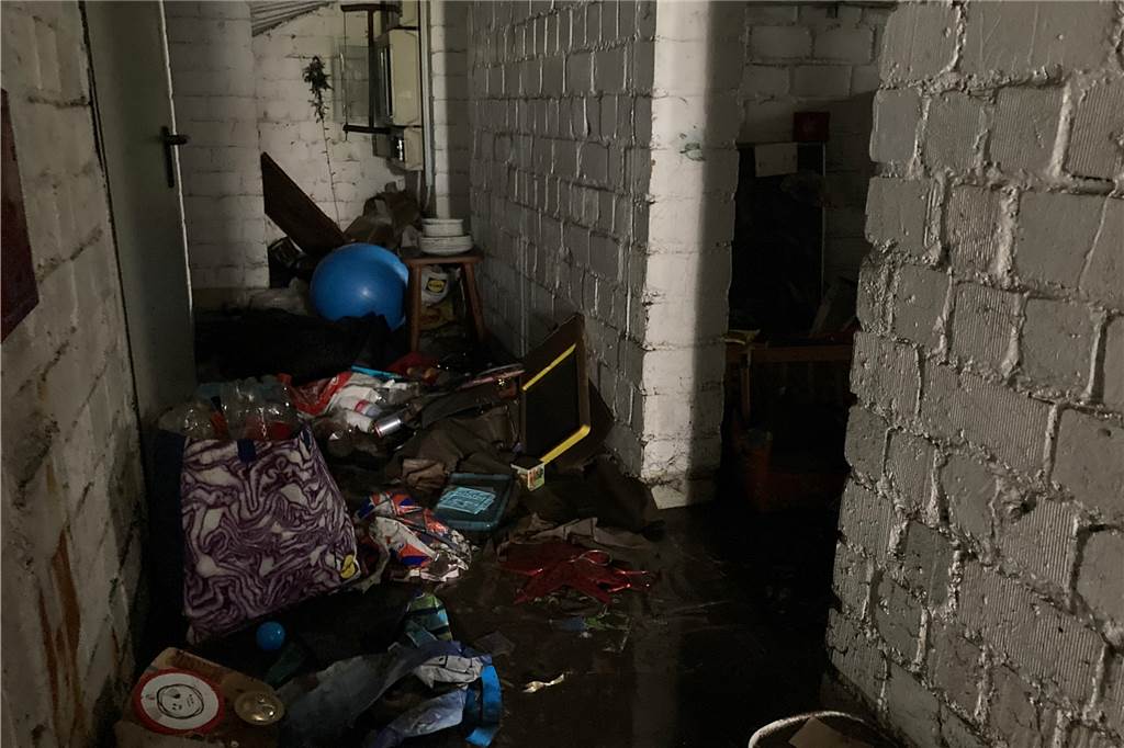 Haftung: Anwalt aus Lünen klagt nach Hochwasser gegen die RAG Viele Keller waren nach dem Unwetter verwüstet. Viel Aufwand muss auch Wochen später noch betrieben werden, um die Räume wieder trocken zu bekommen.