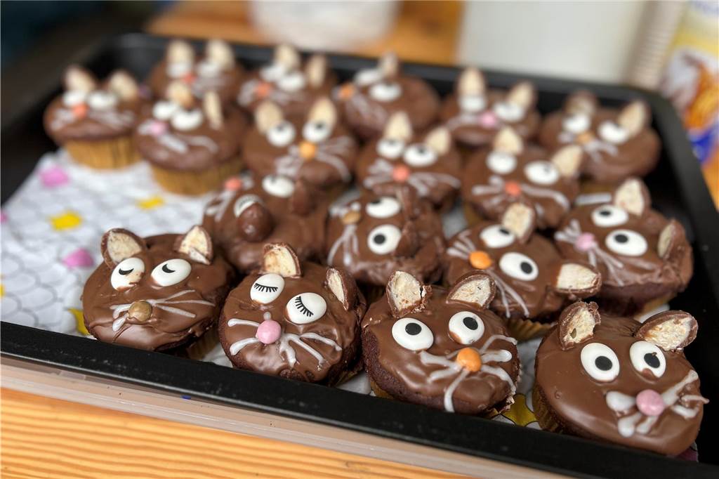 Schokomuffins, die wie Hasen dekoriert wurden.