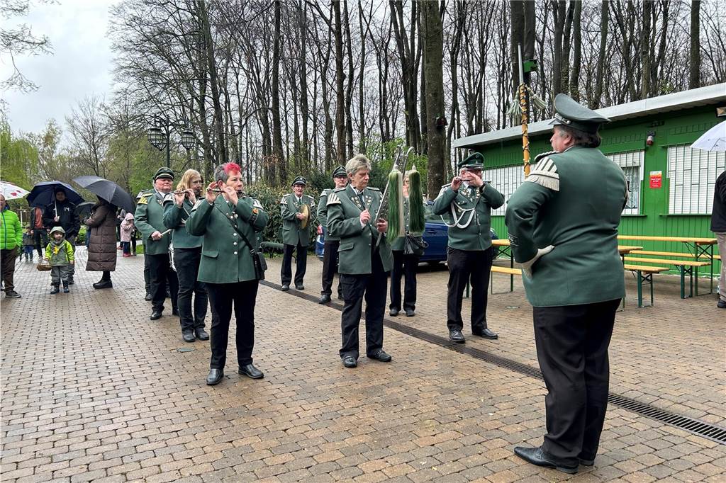 Ein Spielmannszug eines Schützenvereins spielt Instrumente.