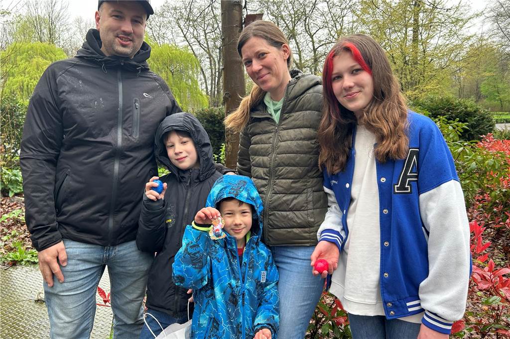 Eine Familie mit Mutter, Ehemann, Tochter und zwei Söhnen.