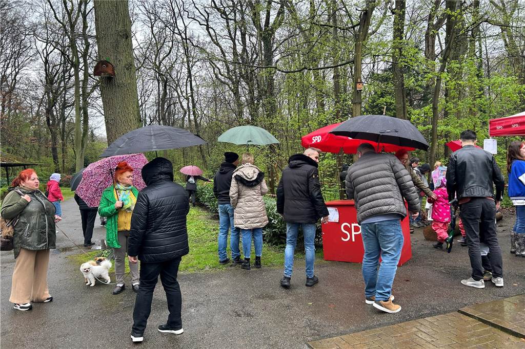 Menschen, die Schlange stehen.