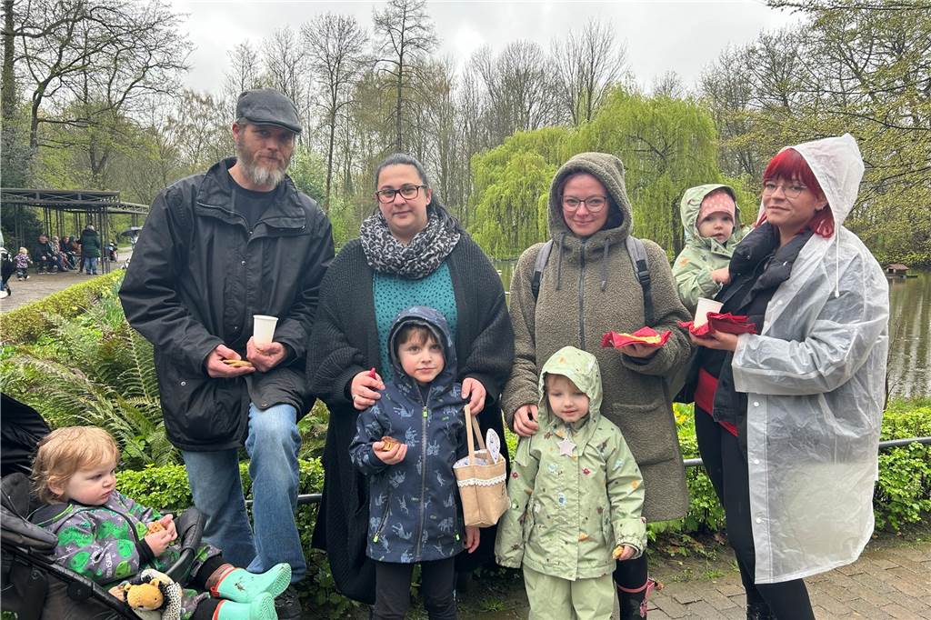 Eine Familie, die bei einer Veranstaltung sind.