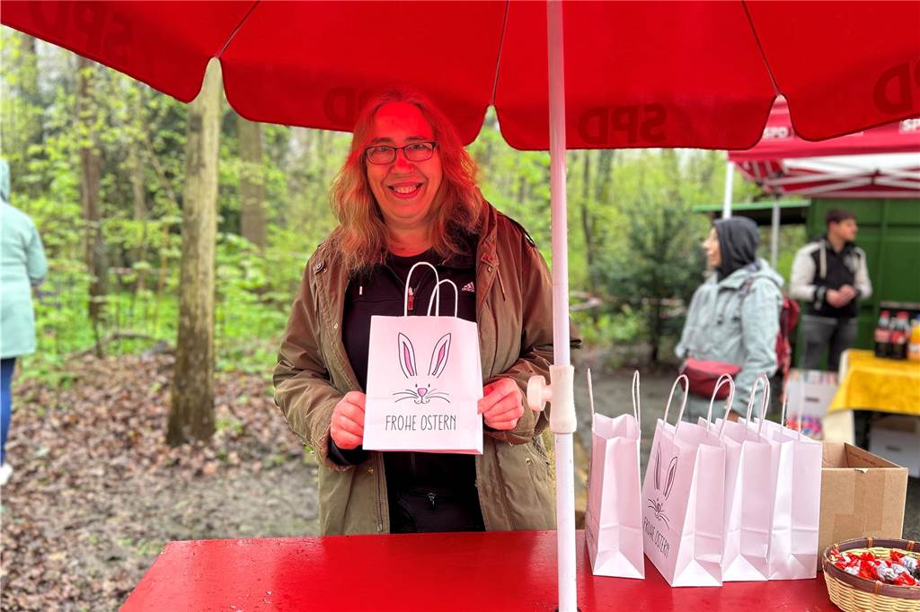 Eine Frau, die eine Tüte hält.