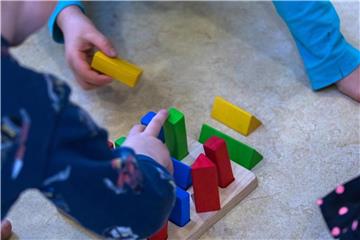 Viele Kinder kommen im Kindergarten im Alter von drei Jahren in eine andere Gruppe. Sind Kinder verunsichert, sollten Eltern mit ihnen darüber reden. Foto: Jens Büttner