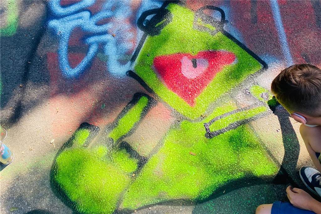 Graffiti-Workshop im f! Kinder sprühen am Kirchhellener Skate-Park Viele Kinder sind zwar schon Skateboard auf der Anlage gefahren, aber Graffiti haben sie noch nie gesprüht.