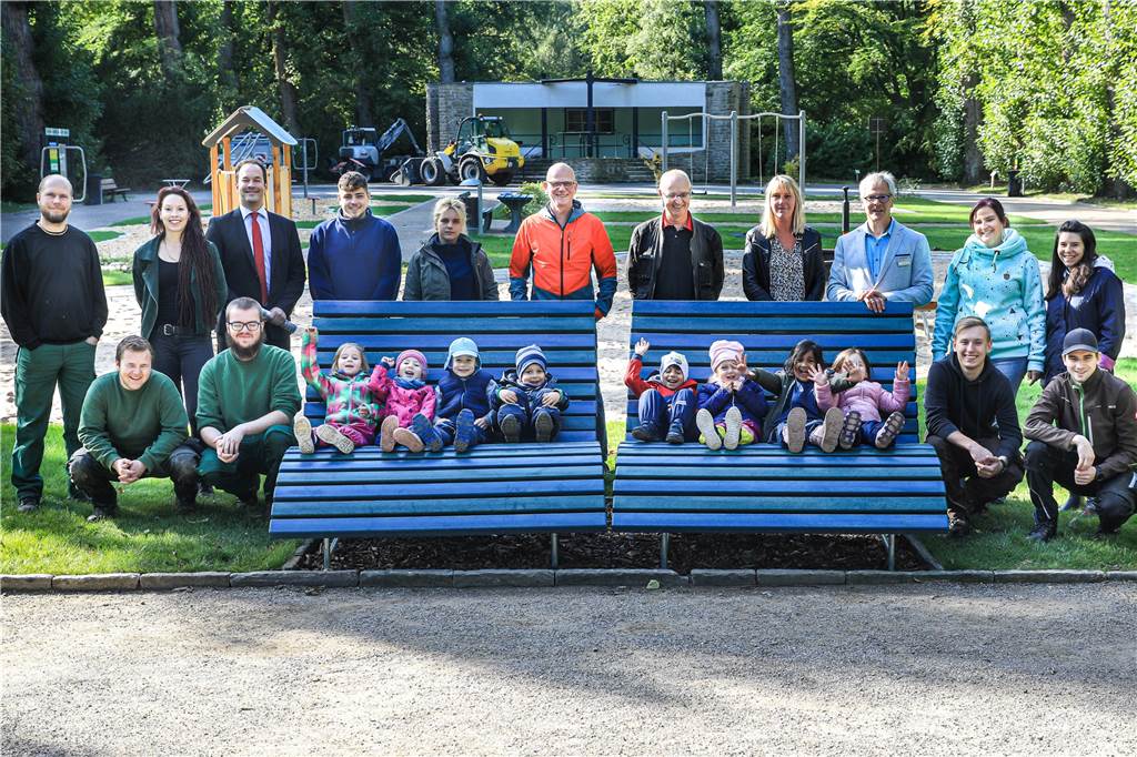 „Der Opa hätte das gut gefunden“: Auf dem Hauptfriedhof gibt‘s Platz für Trauer und Sport Viele Kinder sowie Vertreter von Stadt und Sparkasse eröffneten den neuen „Begegnungsort am Glockenturm“.