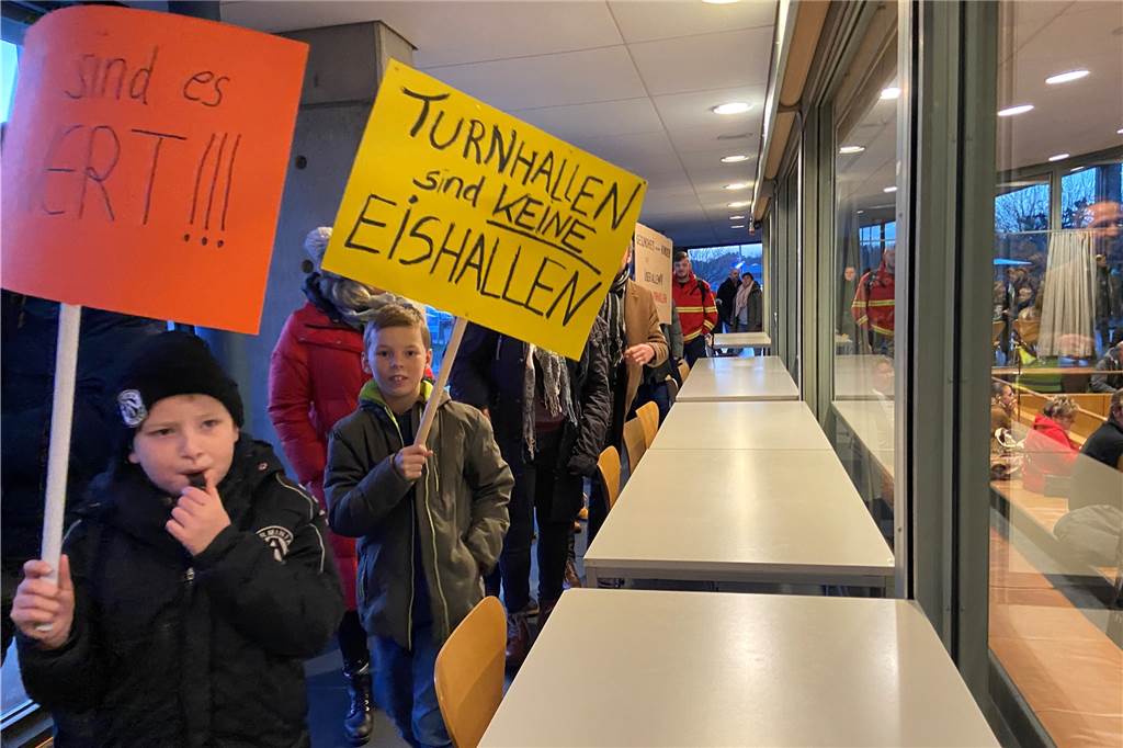 Energiesparen: Lassen sich alle Sporthallen auf 15 Grad heizen? Protestplakate am Rande einer Sitzung des Stadtrates in Castrop-Rauxel.