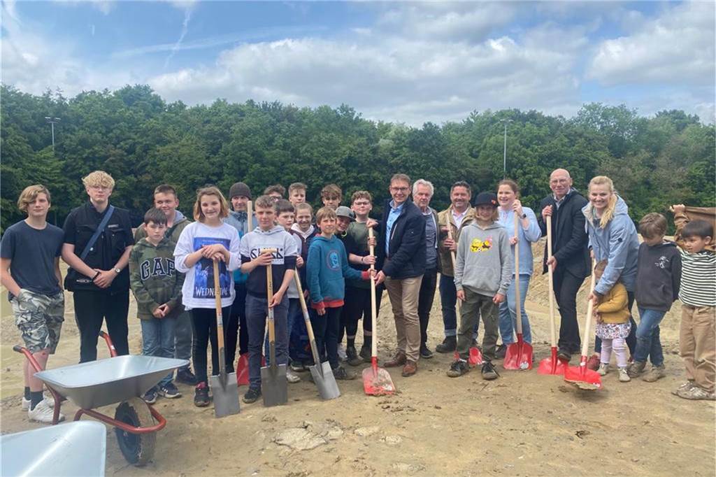 Viel Stolz und viel Arbeit am Bikepark: Politik und Jugendliche feiern „zweiten Spatenstich“ Viele Kinder und Jugendliche sind am Bikepark beteiligt.
