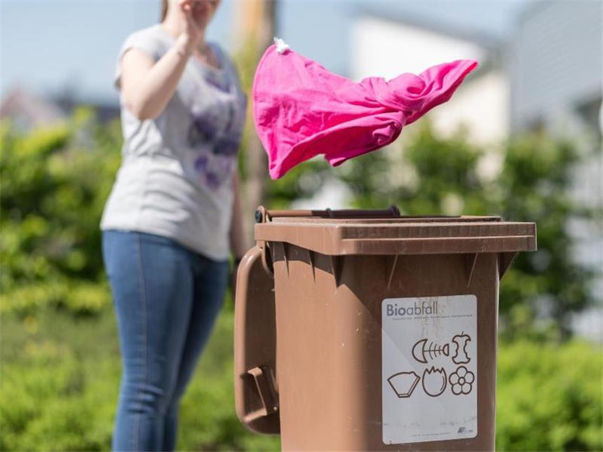Das voll kompostierbare T-Shirt kommt Viele Kleidungsstücke werden heute in Deutschland nur noch wenige Male getragen und dann weggeworfen. Der Textilhändler C&A setzt nun auf ein neues Konzept zum Umweltschutz. Foto: Guido Kirchner/dpa