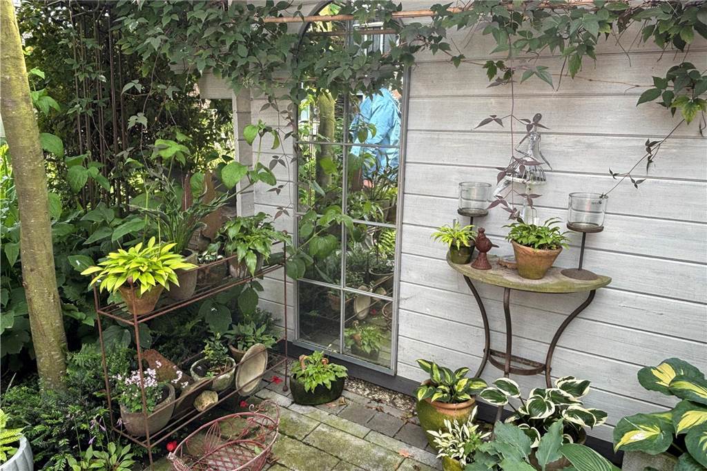 In allen Ecken gibt es etwas zu entdecken: Zu Besuch im Garten von Rita Wehr Sitzecke im Garten von Rita Wehr