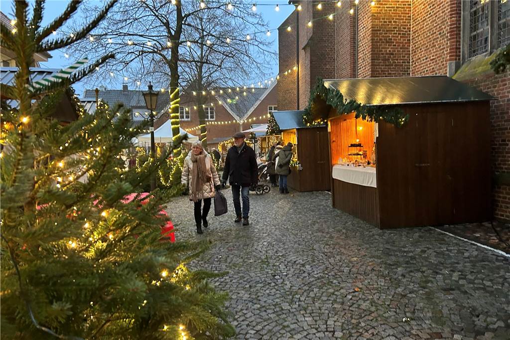 Viele kleine Lichter brachten den Weihnachtsmarkt in Ammeloe zum leuchten.