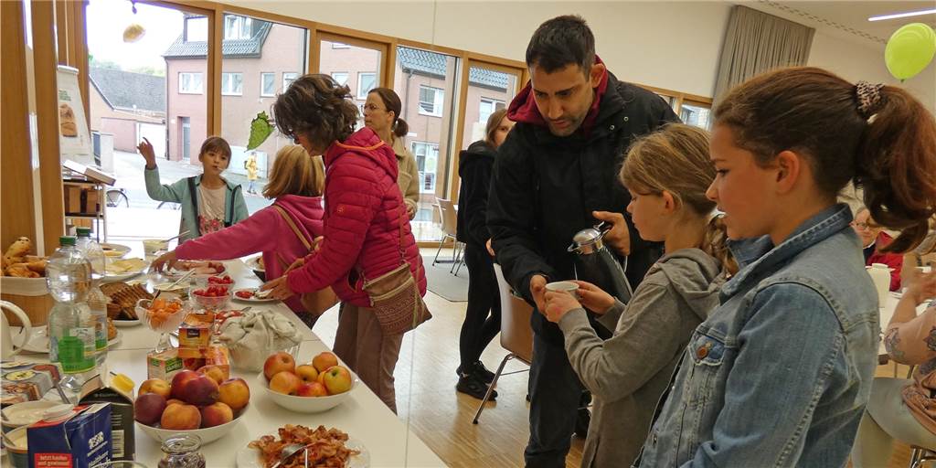 Fair teilen statt entsorgen: Aktionstag von Foodsharing Stadtlohn Viele kleine und große Gäste bedienten sich am Samstag im Otgerus Haus am Buffet, das die Initiatoren von foodsharing Stadtlohn am Aktionstag organisiert hatten.