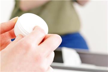 Viele Kosmetikhersteller verwenden Hyaluronsäure als Anti-Aging-Wirkstoff in Augen-, Haut- und Gesichtscremes. Foto: Monique Wüstenhagen