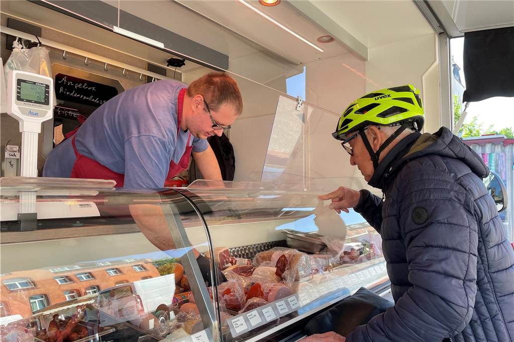 Der Markt in Lütgendortmund hat einen neuen Fleisch- und Wurststand Ein Kunde kauft Aufschnitt an dem neuen Fleisch- und Wurststand auf dem Lütgendortmunder Wochenmarkt.